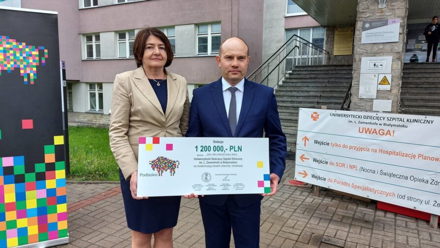 Marszałek województwa przekazuje dyrektor UDSK dotację na remont szpitala.