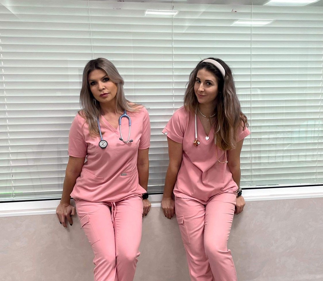 Zdjęcie doktor Małgorzaty Sawickiej - Żukowskiej i lekarz Anny Krętowskiej - Grunwald w różowych kitlach lekarskich
