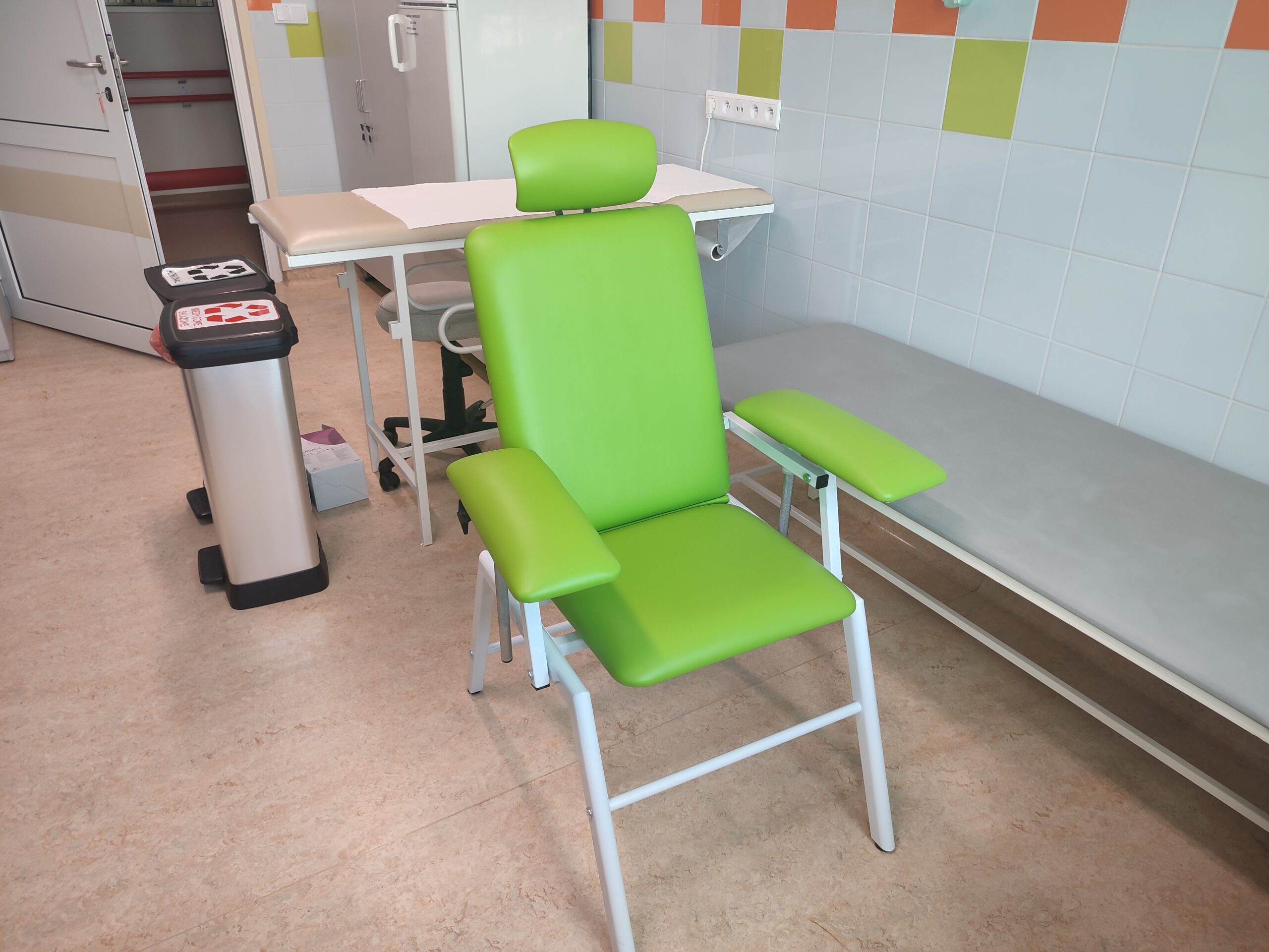 Zielony fotel do pobierania krwi stojący w gabinecie zabiegowym Kliniki Pediatrii i Nefrologii