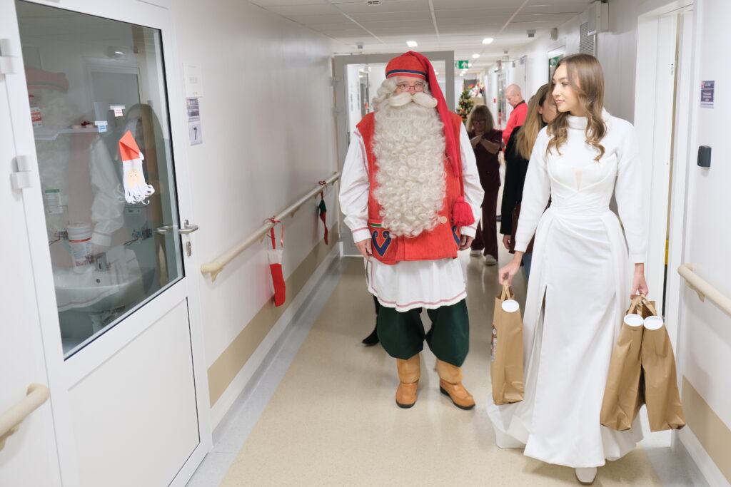 Święty Mikołaj i Śnieżynka wchodzący do Kliniki Onkologii